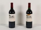 deux bouteilles de vin posées l'une à côté de l'autre sur une table