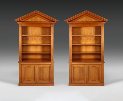 une paire de bibliothèques ouvertes en acajou de l'époque de George II