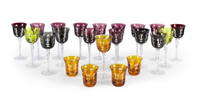 de nombreux verres à vin de différentes couleurs disposés en cercle