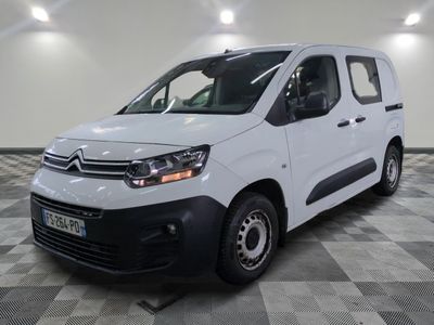 la camionnette blanche est garée sur un sol carrelé en damier