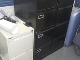 un classeur noir et des toilettes blanches dans une pièce