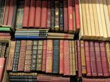 plusieurs livres empilés sur une table