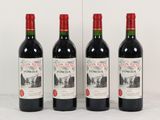 trois bouteilles de vin rouge sont alignées sur une surface blanche