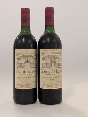 deux bouteilles de Château Lafige, l'une avec un bouchon rouge et l'autre avec un bouchon vert