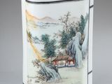 une tasse blanche décorée d'une peinture, posée sur une table