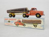 un camion miniature avec une bûche à l'arrière