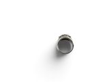 une image représentant une bague en argent posée sur une surface blanche, sur fond blanc