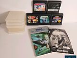 un grand nombre de jeux vidéo posés sur une table