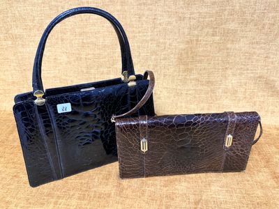 deux sacs à main noirs et marron posés sur une table