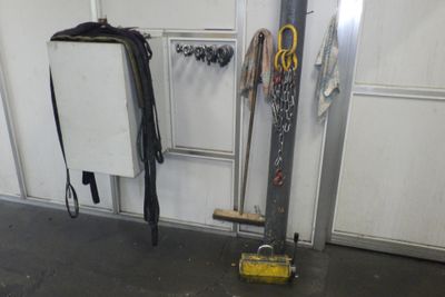 une photo d'un garage avec des outils accrochés au mur