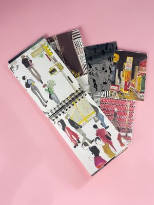 trois cahiers sur lesquels figurent différentes illustrations de personnes sur fond rose