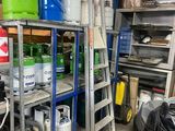 de nombreux bidons de gaz sur les étagères du garage