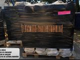 un gros tas de blocs de marbre noir sur une palette