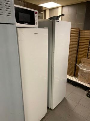 deux réfrigérateurs blancs et un micro-ondes empilés les uns sur les autres