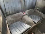un extincteur rouge sur la banquette arrière d'une voiture