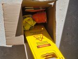 une boîte en carton contenant un certain nombre d'objets
