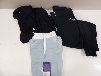trois paires de pantalons noirs et bleus posées sur une table blanche