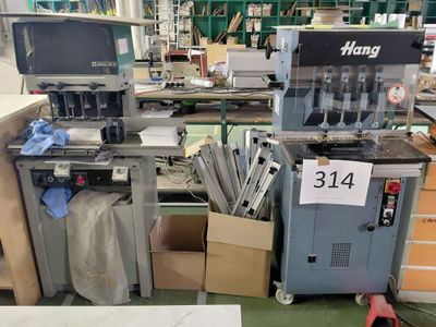 de nombreuses machines regroupées dans une même pièce