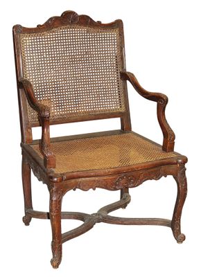 une image représentant une chaise en bois avec un dossier et une assise en rotin