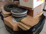 une pile de cartons et une caisse de pneus sur un chariot