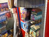 un présentoir contenant de nombreux articles différents dans un magasin