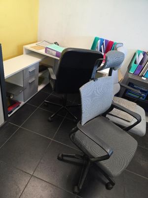 un bureau avec deux chaises et un ordinateur dessus