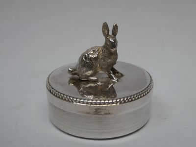 une petite boîte en argent ornée d'un lapin