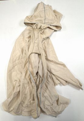 une image représentant un tissu blanc surmonté d'une capuche