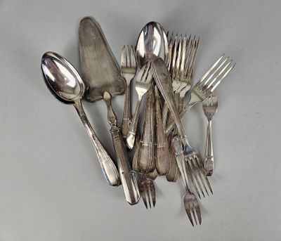 beaucoup de cuillères et de fourchettes en argent sur la table
