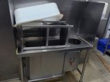 une cuisine avec un évier et une cuisinière