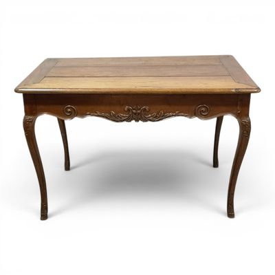 une table en bois avec un plateau et des pieds en bois