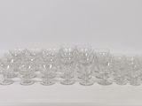plusieurs verres et une carafe posés sur une table
