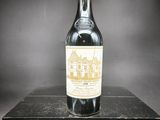 une bouteille de vin posée sur une boîte noire