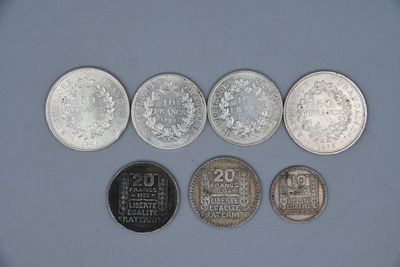 Plusieurs pièces différentes sont disposées en rangée sur une table
