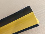 un morceau de bois peint en jaune et noir
