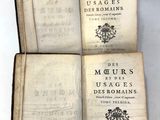 trois livres ouverts posés les uns sur les autres sur une table