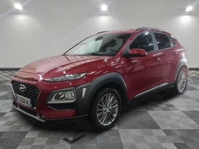 un SUV Hyundai Kona rouge de 2020 garé sur un sol à damier