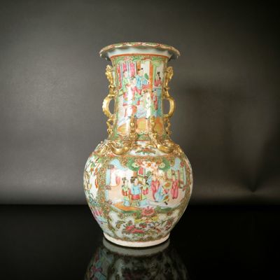 un vase posé sur une table à fond noir