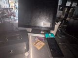 une image représentant un écran d'ordinateur et une valise posés sur un comptoir