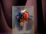 une photo d'une carte sur laquelle figure l'image d'une femme