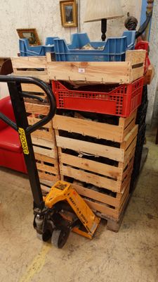 un canapé rouge et une palette dans une pièce
