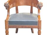 une chaise en bois sur laquelle est posé un coussin bleu