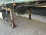 un camion qui est garé dans un parking