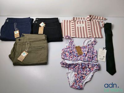 beaucoup de vêtements et une cravate posés sur une table