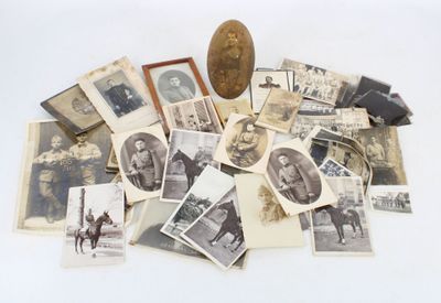 une pile de vieilles photos posée sur une table blanche