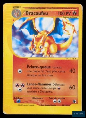 un gros plan d'une carte Pokémon sur laquelle figure un dragon