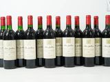 six bouteilles de vin rouge sont alignées
