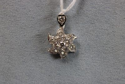 un collier en argent orné d'un motif floral