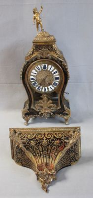 deux horloges placées l'une à côté de l'autre sur une table