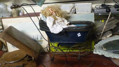 une poupée assise dans un landau